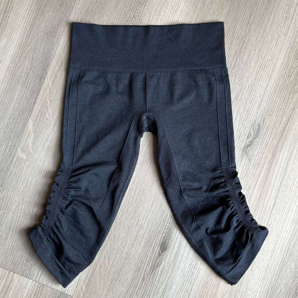 Lululemon Size 6 Crop Gray Leggings Scrunchy